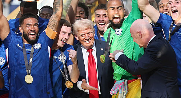  لقطة طريفة.. ترامب يرفض مغادرة المنصة أثناء رفع فريق تشيلسي لكأس العالم للأندية 2 20250714 1752486163 962