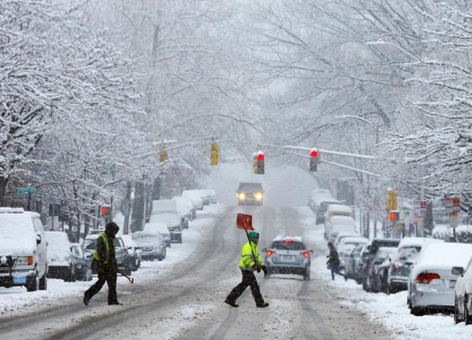 عاصفة ثلجية تضرب الساحل الشرقي للولايات المتحدة وإعلان الطوارئ بعدد من الولايات