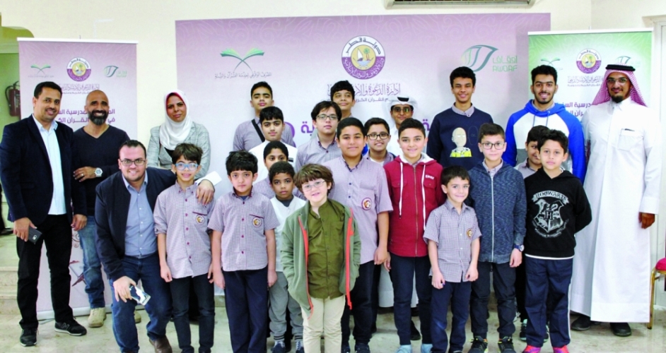                                          عدد من المشاركين في لقطة جماعية                                                                                                               