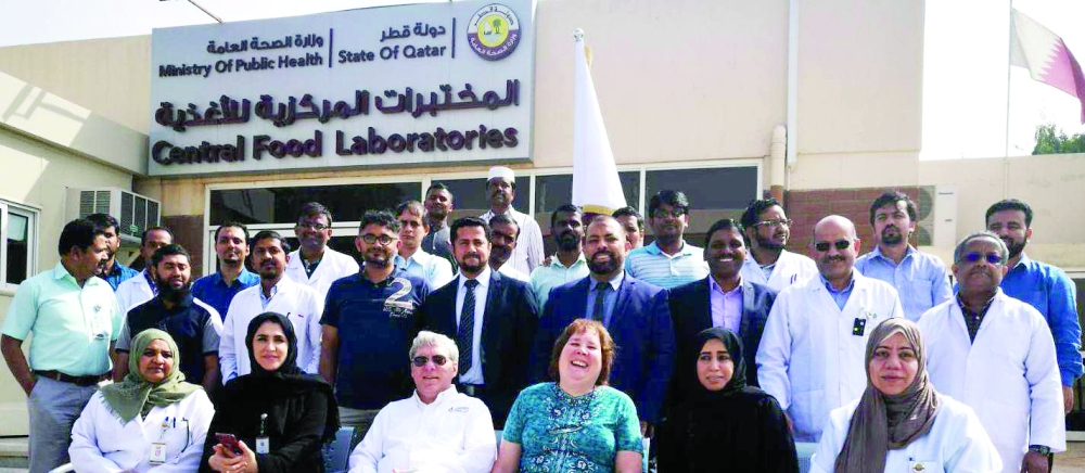 الفريق المختص أمام المختبرات المركزية