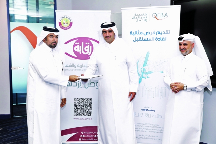                                         المسند يكرم أحد المشاركين                                    