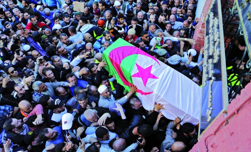  حشود كبيرة في وداع عباسي مدني الاناضول