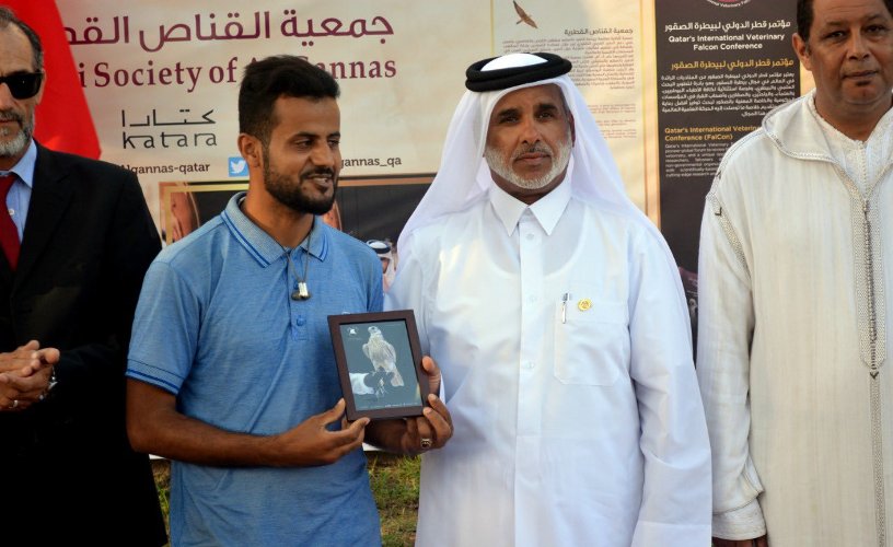  المحشادي خلال تتويج احد الفائزين