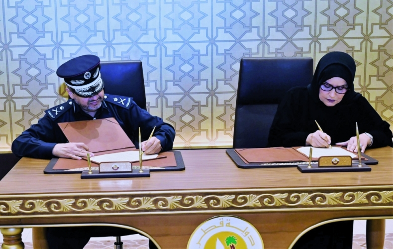                                                                                 جانب من توقيع الاتفاقية                                                                         