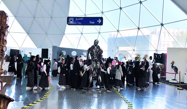 جانب زيارة الطالبات لمعرض فن السكراب