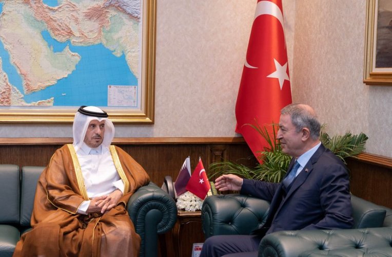 رئيس الوزراء ووزير الداخلية يجتمع مع وزير الدفاع التركي 