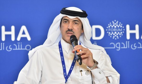 وزير الدولة خلال حديثه في احدى جلسات منتدى الدوحة
