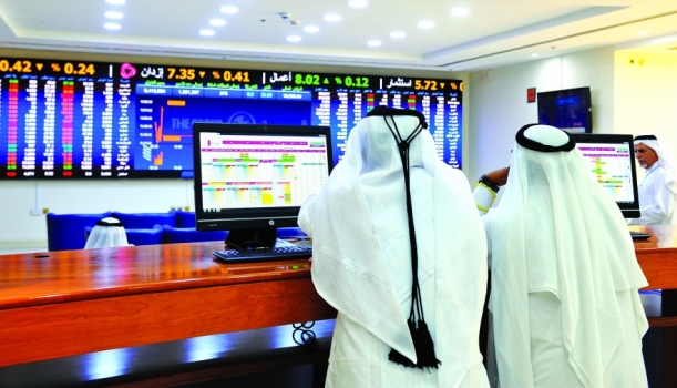 مستثمرون يتابعون التداولات 