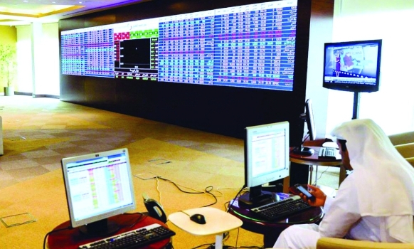 مستثمر يتابع حركة تداولات الأسهم