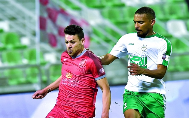 يوسف المساكني لاعب الدحيل خلال مباراة الأهلي في الدوري