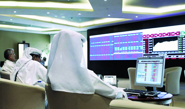مستثمرون يتابعون شاشة تداولات الأسهم - ارشيفية