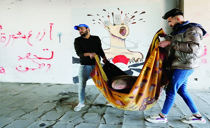 شباب عراقيون في مظاهرات بغداد- رويترز