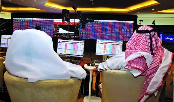 مستثمرون يتابعون التداولات - ارشيفية