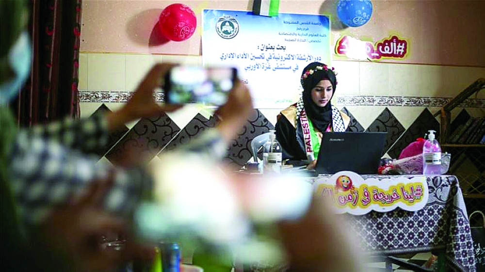 احدى الطالبات لدى مناقشة بحثها 