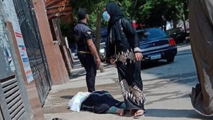 السيدة ملقاة في الشارع وبجانبها ابنتها - روسيا اليوم
