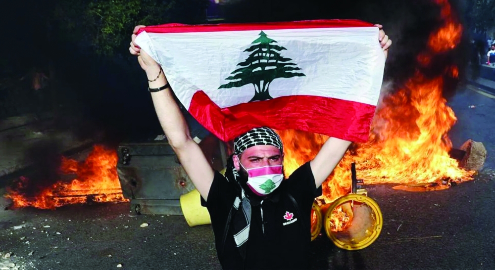  متظاهر يرفع علم لبنان- أرشيفية 