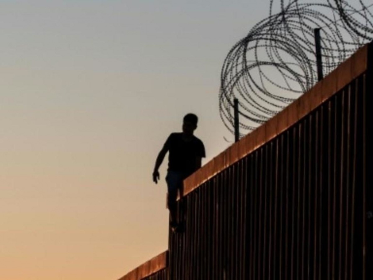 ارتطمتا بقوة في الأرض.. فيديو صادم يوثق تهريب طفلتين من الجدار الحدودي بين أمريكا والمكسيك