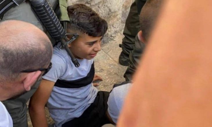 شاهد بالفيديو.. اللحظات الأولى لدهس شرطة الاحتلال الاسرائيلي طفلا في القدس لرفعه علم فلسطين