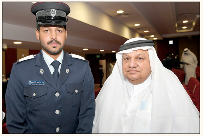 الخريج حمد عبدالحكيم ووالده.