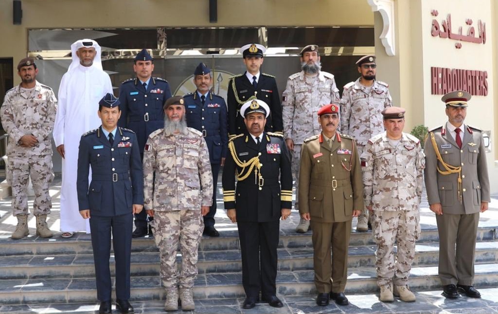 رئيس الأركان العماني يزور أكاديمية الخدمة الوطنية