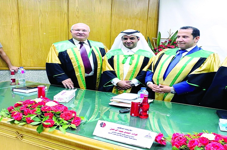  د. جذنان الهاجري يتوسط لجنة مناقشة الرسالة 