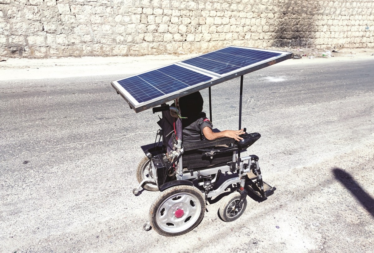 الألواح الشمسية تفتح باباً للأمل أمام المعاقين في إدلب
