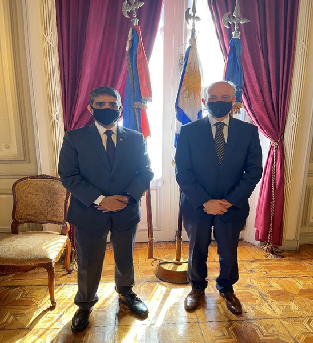 وزير الدفاع الوطني في الأوروغواي الشرقية يجتمع مع القائم بالأعمال القطري