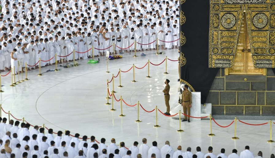 استووا وتراصوا.. أول صلاة بالحرمين الشريفين بلا تباعد اجتماعي منذ جائحة كورونا 