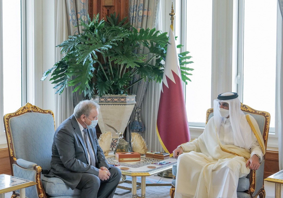 صاحب السمو يمنح السفير الروسي وسام الوجبة