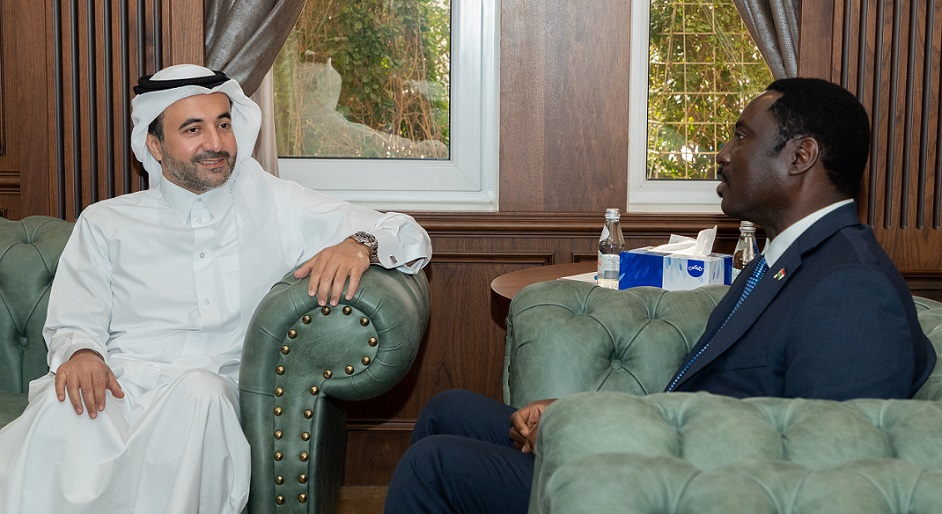 الرئيس التنفيذي للمؤسسة القطرية للإعلام يجتمع مع وزير الخارجية الغامبي