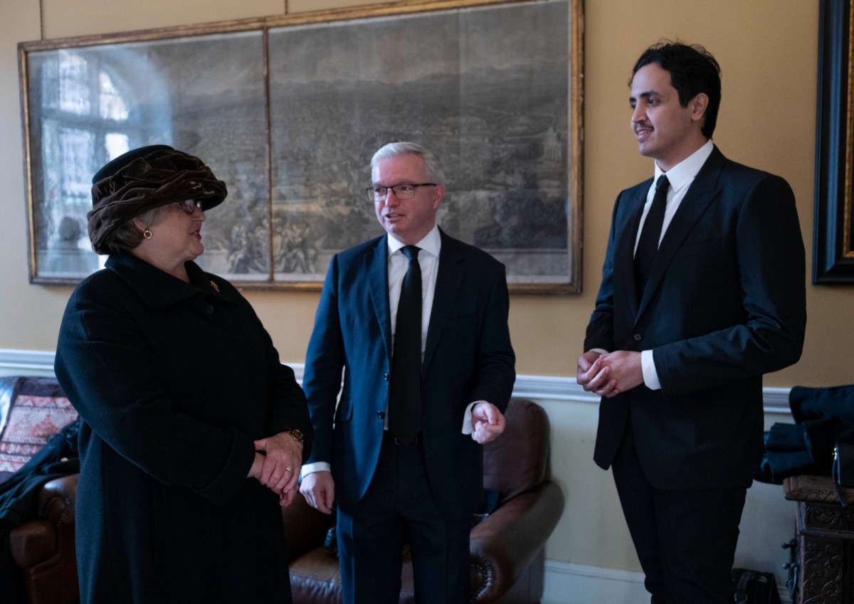  الشيخ ثاني ينقل تعازي صاحب السمو ونائب الأمير إلى أسرة السير ديفيد إيميس