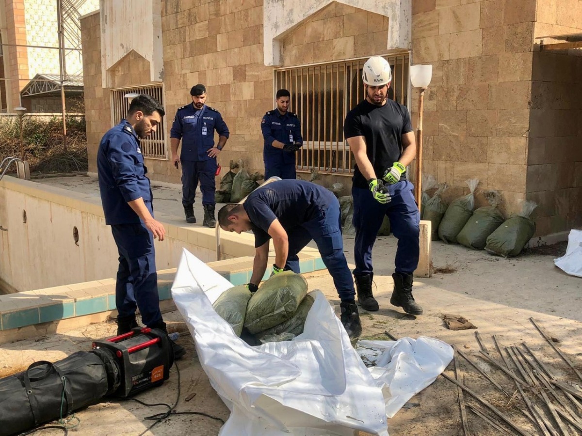 بالفيديو.. حريق مجهول ورائحة غريبة بمنزل مهجور في الكويت يقود إلى اكتشاف مواد "مشبوهة"