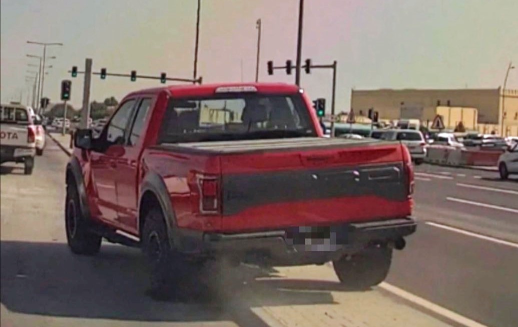 المرور: ضبط مركبة قام قائدها بالسير فوق الجزيرة الفاصلة