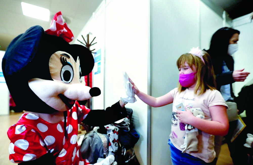 في مركز للتطعيم في العاصمة التشيكية.. سوبرمان وسندريلا وسنو وايت يستقبلون الأطفال