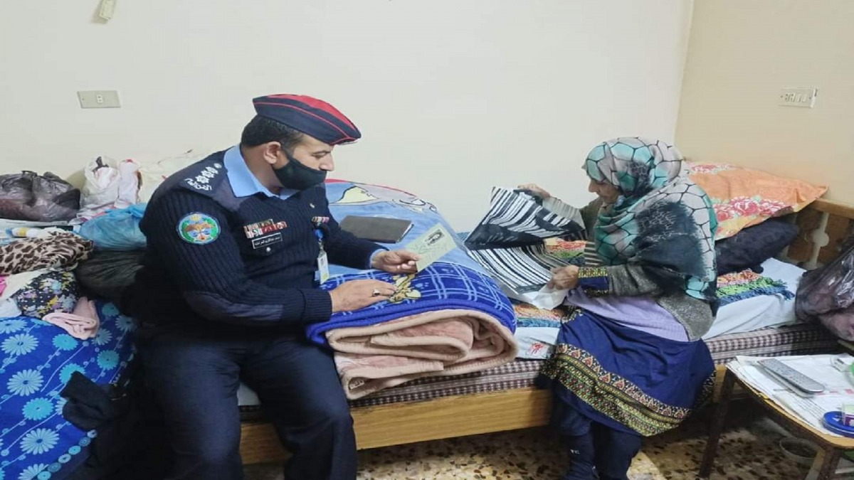 عاشت عقودًا على تبرعات المحسنين.. قصة عجوز أردنية عثرت في حسابها المهجور على 63 ألف دولار