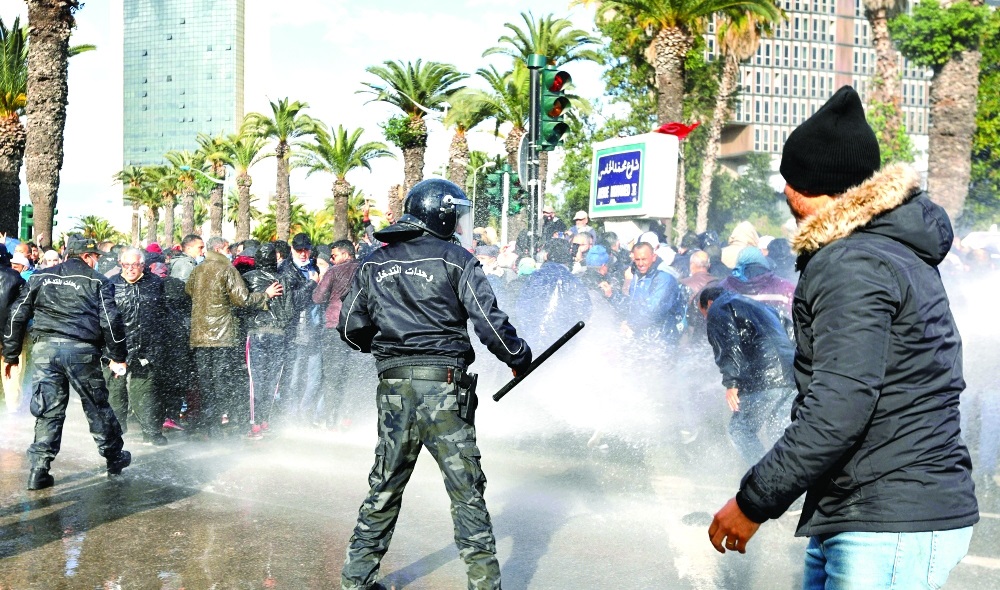 تونس: الأمن يفرق مظاهرات احتفالاً بذكرى الثورة