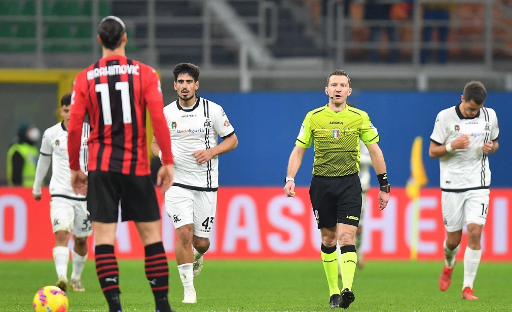 خسارة مفاجئة لميلان وفوز مقنع لنابولي بالدوري الإيطالي