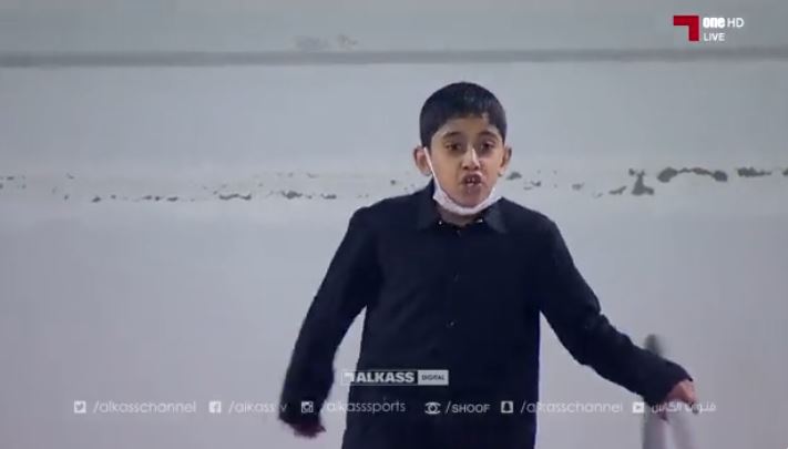 فيديو| طفل وكراوي "يخطف" الكاميرا خلال الرباعية في الدحيل.. والنادي يكرمه