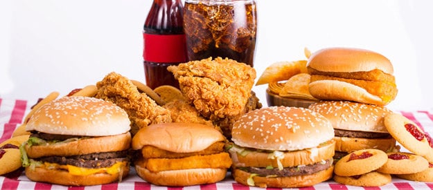 دراسة علمية تربط بين استهلاك الوجبات السريعة والإصابة بفقدان البصر