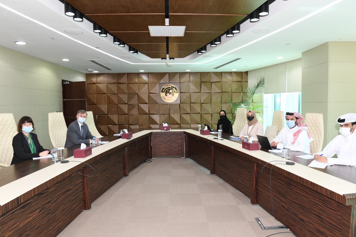 لولوة الخاطر تجتمع مع القائم بالأعمال البريطاني لدى أفغانستان