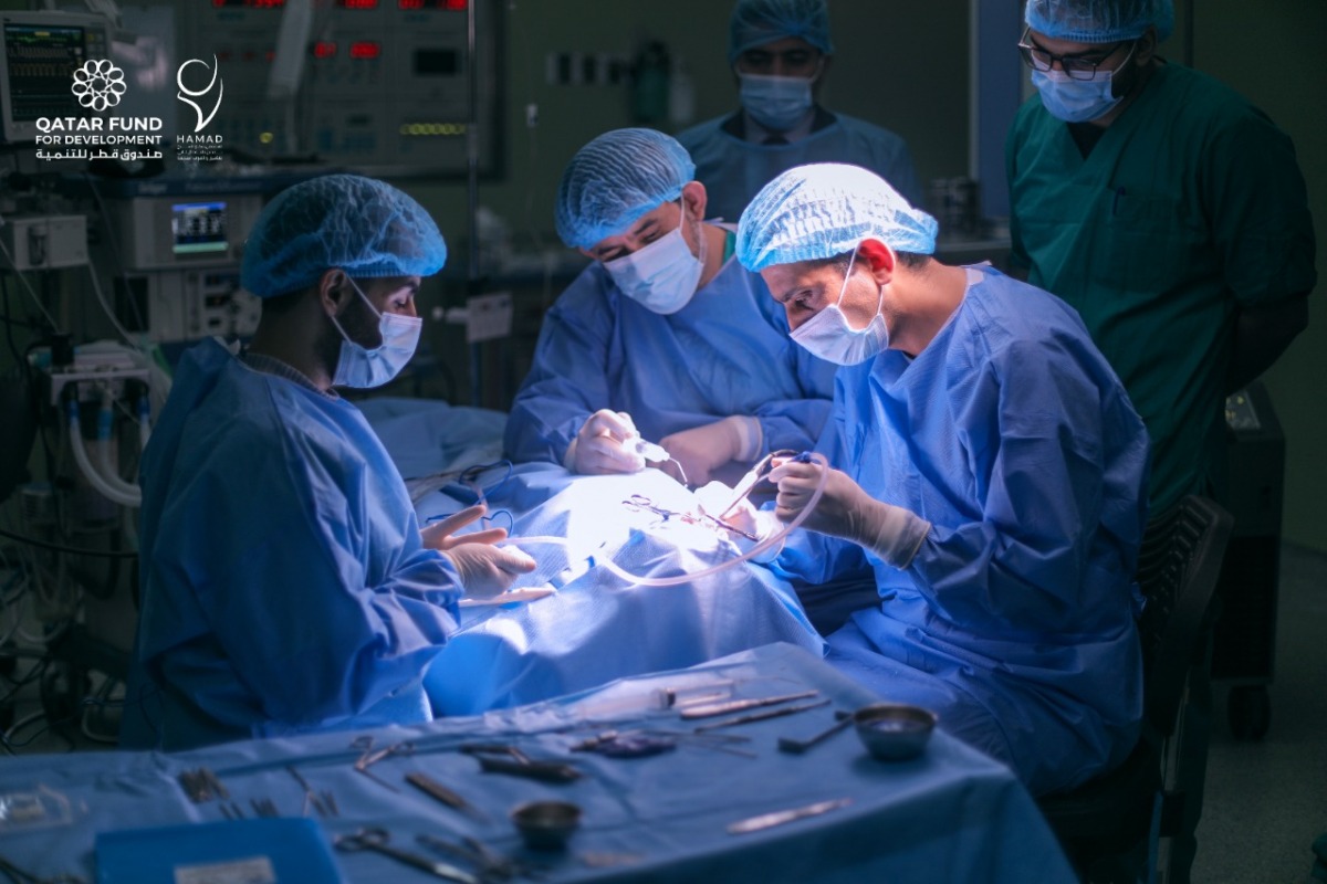 مستشفى سمو الشيخ حمد يستأنف عمليات زراعة القوقعة لأطفال غزة