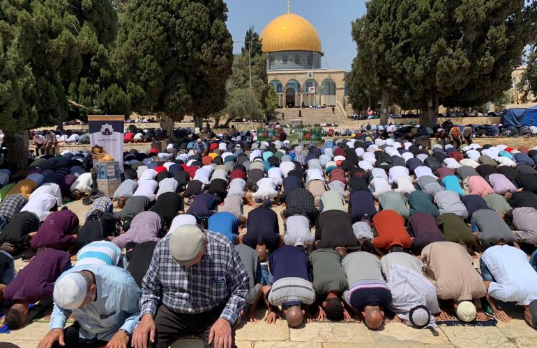 50 ألف فلسطيني يؤدون صلاة الجمعة في رحاب الأقصى