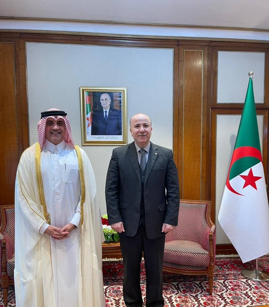 الوزير الأول الجزائري يستقبل سفير دولة قطر