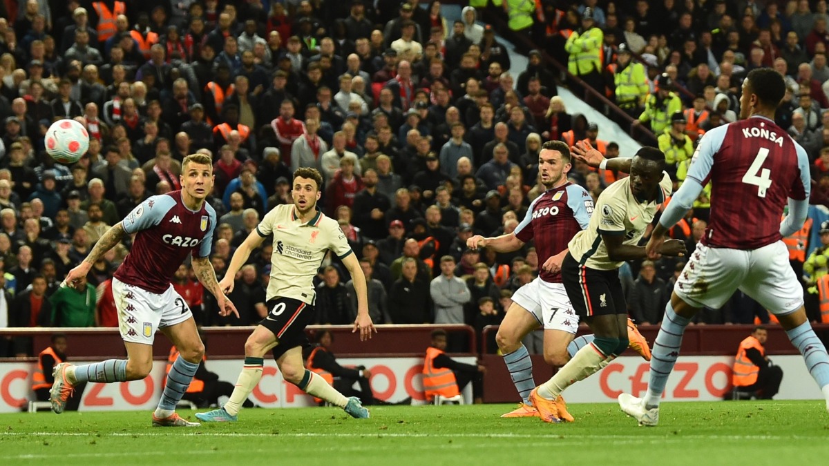 ليفربول يهزم أستون فيلا ويحافظ على آماله في الدوري الإنجليزي