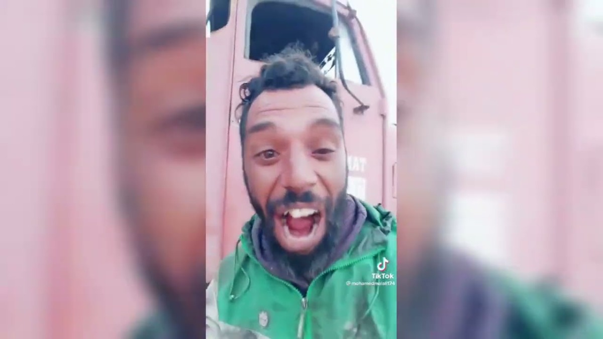 يطلب الدعاء لزوجته.. حفار آبار مغربي يتحول لنجم عالمي ومشاهير يتسابقون لـ "ديو" معه