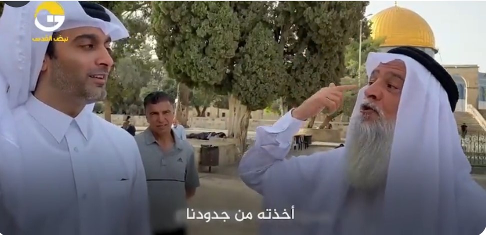 بالفيديو.. شيخ فلسطيني يقدم لمدير الجزيرة "عقالا" مقدسيا عمره أكثر من 120 عام