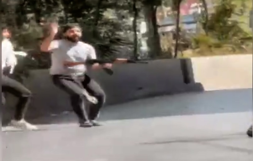 لرفضه تزويج ابنته .. لبناني يصفي خاله بـ 10 رصاصات كلاشينكوف في الشارع (فيديو)