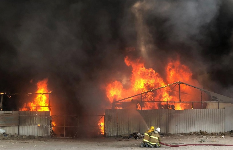 الكويت: فرق الإطفاء تتعامل مع حريق هائل في سوق الخيام بمنطقة الري