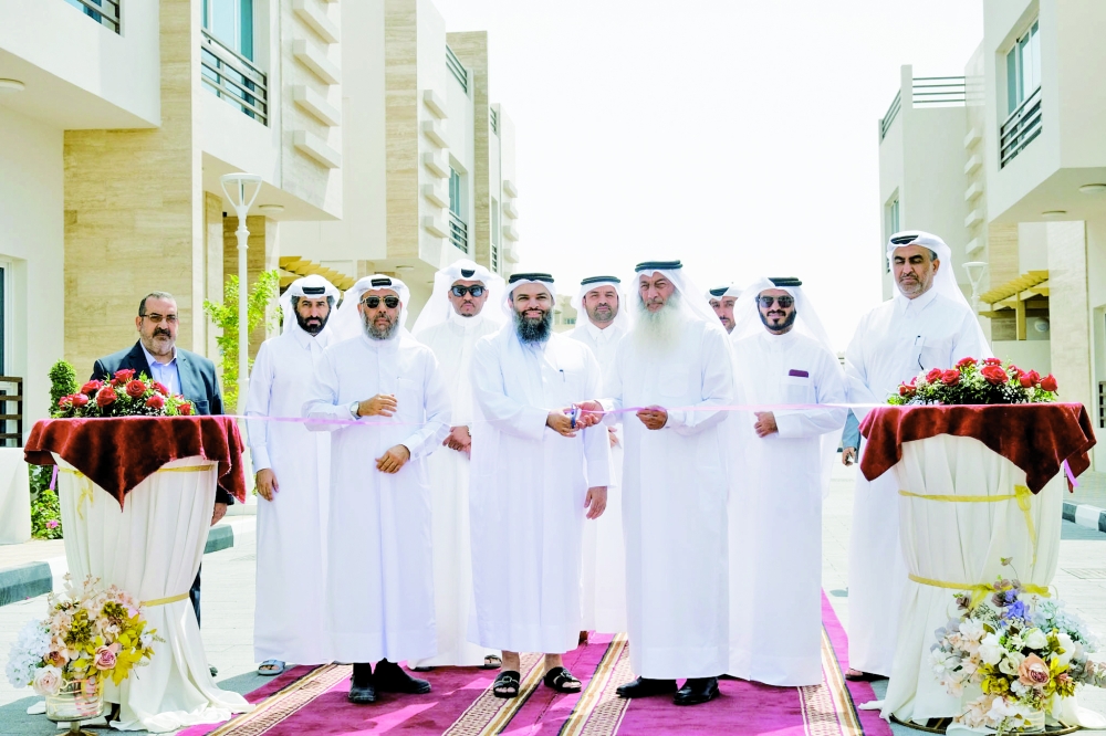  مدير عام الأوقاف والواقفين و مسؤولون بالأوقاف خلال الإفتتاح 
