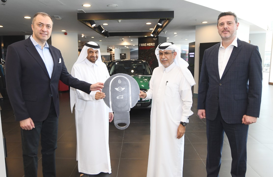 الشهواني يتسلم جائزة حملة اشتراكات مجموعة دار الشرق